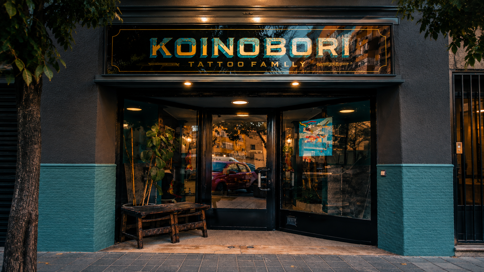 Fachada nocturna de KOINOBORI Tattoo Family